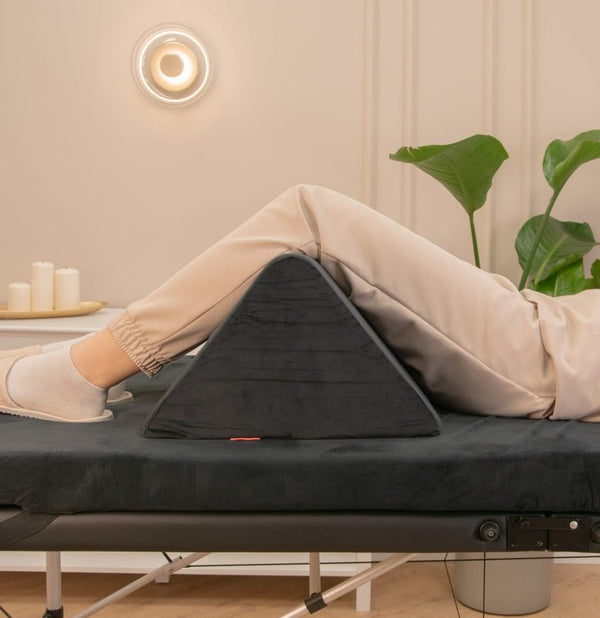 Klin poduszka kosmetyczna trójkąt pod nogi - Czarna - Studio Bay