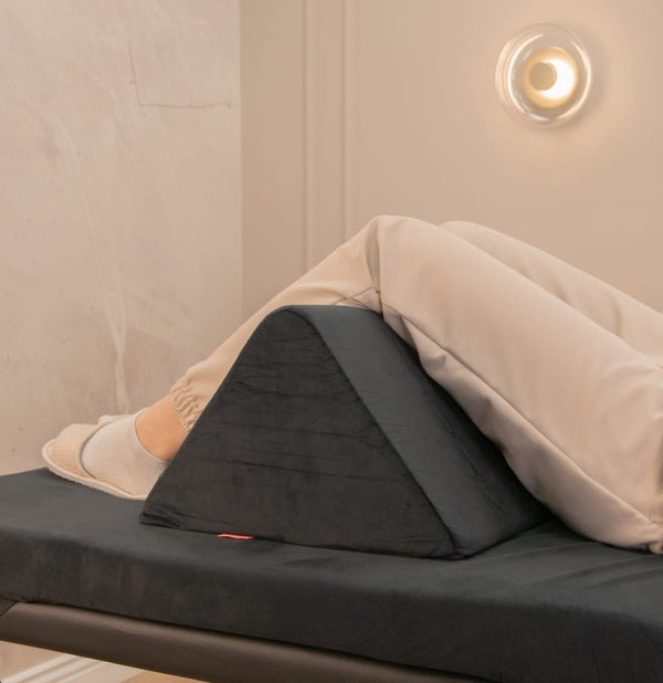 Klin poduszka kosmetyczna trójkąt pod nogi - Czarna - Studio Bay